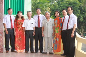 Nhà báo Đồng Thế Hưng (người treo cà vạt đứng giữa) và những người cùng cơ quan vô lễ kỷ niệm 50 năm ngày Báo Hoà Bình đi ra số đầu (1962 - 2012).

