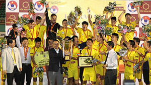Đội HN T&T nhận cúp vàng tại Giải vô địch U19 quốc gia năm 2014. (ảnh minh họa) 
