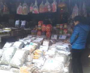 Thuốc nam bày bán lẫn với các hàng hóa khác  tại chợ Phương Lâm (TPHB).