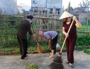 Phụ nữ thành phố Hoà Bình tích cực tham gia các  hoạt động của đời sống xã hội. (Ảnh: Phụ nữ tổ 16, phường Tân Thịnh dọn dẹp vệ sinh môi trường trên địa bàn).