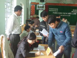 Người lao động tìm kiếm thông tin học nghề, việc làm tại Phiên giao dịch việc làm huyện Lạc Sơn năm 2014.