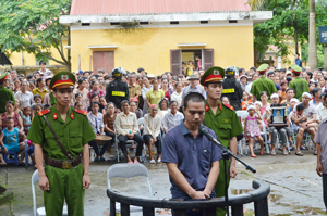 Vụ án Nguyễn Phi Cường, xã Phú Lão (Lạc Thủy) giết vợ đã được TAND tỉnh xét xử lưu động nhằm nâng cao hiệu quả công tác tuyên truyền, phổ biến, giáo dục pháp luật và sự răn đe trong xã hội.