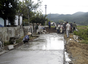 Xã Dũng Phong (Cao Phong) huy động nhân dân đóng góp ngày công làm đường giao thông nông thôn hoàn thành tiêu chí số 2.