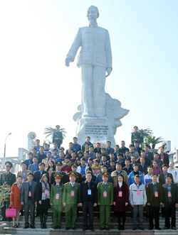 Đoàn đại biểu dự liên hoan thanh niên tiên tiến làm theo lời Bác tỉnh Hòa Bình lần thứ IV, năm 2014 tại Tượng đài Bác Hồ.