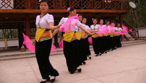 Biểu diễn văn nghệ tại một điểm du lịch thuộc huyện Phong Thổ - Lai Châu