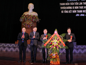 Đồng chí Trần Đăng Ninh, Phó Bí thư TT Tỉnh ủy tặng hoa chúc mừng Liên hoan thanh niên tiên tiến làm theo lời Bác lần thứ IV.