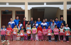 Thực hiện chương trình “Tình nguyện mùa đông” năm 2014, Thành Đoàn Hòa Bình đã phối hợp với các cơ quan Đảng, đoàn thể tổ chức chương trình tặng quà cho các em học sinh có hoàn cảnh khó khăn tại xã Thái Thịnh.
