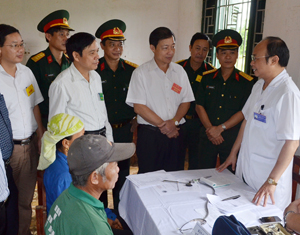 Bộ CHQS tỉnh phối hợp với Bệnh viện Quân y 103  khám bệnh, tư vấn sức khỏe, cấp thuốc miễn phí  cho người dân xóm Cành, xã Bình Chân (Lạc Sơn). Ảnh: Tuấn Anh (Bộ CHQS tỉnh).
