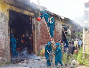 Lực lượng dân quân phường Hữu Nghị (TPHB) diễn tập xử lý  phương án phòng cháy, chữa cháy và cứu hộ, cứu nạn.