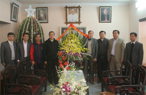 Lãnh đạo các sở, ngành tặng hoa và quà của Tỉnh ủy, HĐND, UBND, UBMTTQ tỉnh chúc mừng lễ Noel Giáo phận Phát Diệm - Ninh Bình.