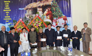 Đồng chí Trần Đăng Ninh, Phó Bí thư TT Tỉnh ủy cùng các đồng chí trong đoàn công tác trao quà cho 7 hộ công giáo khó khăn trên địa bàn thành phố.