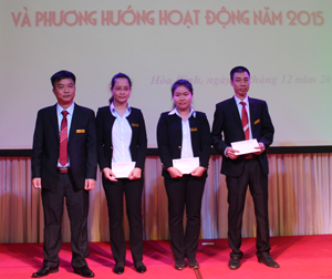 Ông Hà Văn Cương, Giám đốc Công ty TNHH Dược phẩm Hà Việt trao thưởng cho các cá nhân có thành tích xuất sắc năm 2014.

                                                                                            
