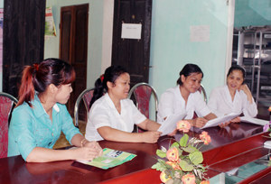 Cán bộ DS/KHHGĐ, CTV dân số xã Hòa Sơn trao đổi phương thức điều hành CLB tiền hôn nhân.
