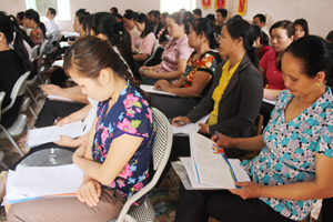 CTV dân số, hội viên Hội phụ nữ xã Mông Hóa (Kỳ Sơn) tìm hiểu kỹ năng truyền thông về DS/KHHGĐ tại cộng đồng.