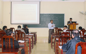 Đội ngũ giảng viên trường Chính trị tỉnh tích cực áp dụng CNTT  để nâng cao chất lượng, hiệu quả bài giảng.