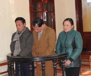 Nguyễn Nhã Hưng (đứng giữa) và các đồng phạm trước vành móng ngựa.