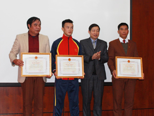 Đồng chí Bùi Văn Cửu, Phó Chủ tịch TT UBND tỉnh trao bằng khen của UBND tỉnh cho 3 cá nhân có thành tích xuất sắc tại Đại hội TD-TT toàn quốc lần thứ VII-năm 2014.
