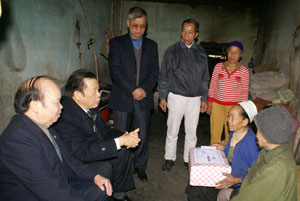 Đồng chí Đàm Hữu Đắc, Phó Chủ tịch TT Hội NCT Việt Nam thăm hỏi, tặng quà cho hộ gia đình NCT Nguyễn Thị Tiến, xóm Đồng Gạo, xã Thống Nhất.