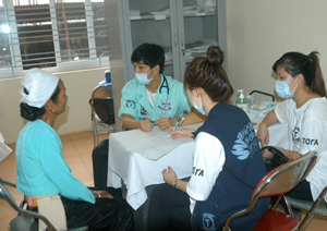 Các bác sỹ Hàn Quốc khám - chữa bệnh nhân đạo cho nhân dân huyện Lạc Sơn. (Ảnh: Minh Tuấn)
