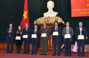 Đồng chí Đàm Hữu Đắc, Phó Chủ tịch T.Ư Hội NCT Việt Nam trao kỷ niệm chương cho các đồng chí có đóng góp tích cực cho công tác chăm sóc và phát huy vai trò NCT.
