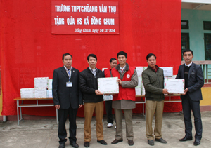 Đại diện hội chữ thập đỏ và đoàn thanh niên trường THPT chuyên Hoàng Văn Thụ tặng quà cho đại diện trường THCS xã Đồng Chum.