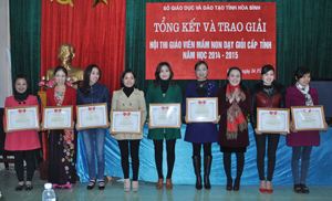 Lãnh đạo Sở GD&ĐT trao giải cho các giáo viên đoạt giải nhất tại hội thi.