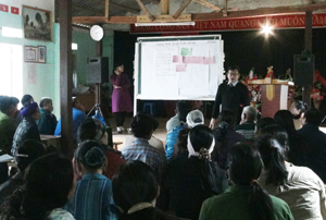 Nhân dân xóm Đồng Bến, xã Dân Hạ (Kỳ Sơn) tham dự buổi tư vấn pháp luật về đất đai.