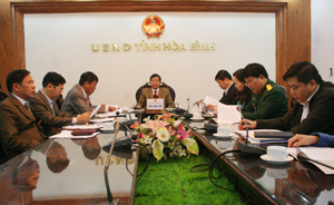 Đồng chí Bùi Văn Cửu, Phó Chủ tịch TT UBND tỉnh cùng các thành viên Hội đồng thi đua khen thưởng tỉnh, Ban Thi đua - Khen thưởng tỉnh tham dự hội nghị trực tuyến.