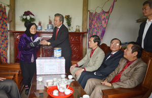 Đồng chí Trần Văn Tiệp, Giám đốc Sở NN&PTNT tặng quà và kính chúc sức khỏe Bà mẹ Việt Nam anh hùng Trần Thị Riệc.

