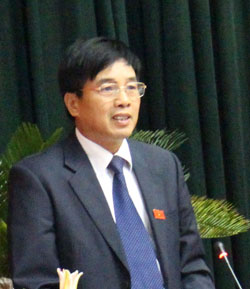 Đồng chí Đinh Văn Hòa, Giám đốc Sở TN &MT trả lời chất vấn.