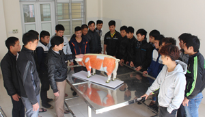 Một buổi thực hành của các học sinh lớp chăn nuôi, thú y với mô hình trực quan.