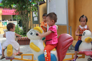Trường MN Hào Lý (Đà Bắc) được đầu tư  đồ chơi ngoài trời, đáp ứng tốt nhu cầu vui chơi, sinh hoạt của trẻ.