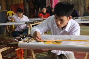 Người khuyết tật huyện Tân Lạc được học nghề và có việc làm ổn định nâng cao chất lượng cuộc sống.

