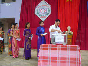 Cán bộ, giáo viên trường THPT chuyên Hoàng Văn Thụ ủng hộ quỹ hỗ trợ cán bộ, giáo viên có hoàn cảnh khó khăn.

 

