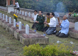 Thiếu tướng Đinh Xuân Ứng vào nghĩa trang Đô Lương (Nghệ An) đón hài cốt liệt sỹ Xa Văn Thang.

