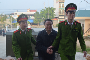 Với hành vi chiếm đoạt số tiền hơn 7 tỷ đồng, Hoàng Công Tám, nguyên Chủ tịch HĐQT Quỹ tín dụng nhân dân xã Hòa Sơn phải nhận mức án 20 năm tù.

