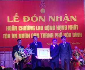 Thừa ủy quyền của Chủ tịch nước, đồng chí Hà Quang Dĩnh, Chánh án TAND tỉnh trao Huân chương Lao động hạng nhất cho TAND thành phố Hòa Bình.

