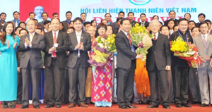 Tổng Bí thư Nguyễn Phú Trọng và Chủ tịch QH Nguyễn Sinh Hùng với các đại biểu dự Ðại hội. Ảnh: ÐĂNG KHOA