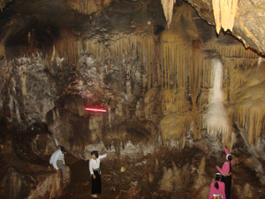 Khu du lịch danh lam thắng cảnh di tích cấp quốc gia quần thể hang động núi Đầu Rồng (thị trấn Cao Phong - huyện Cao Phong) là điểm đến hấp dẫn đối với du khách.

