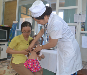 Cán bộ Trung tâm YTDP tỉnh khám sàng lọc trước tiêm cho trẻ.

 

 

