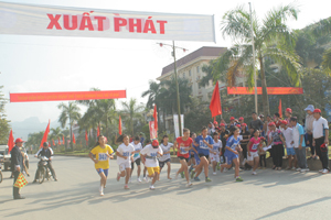 Các VĐV tham gia thi đấu ở nội dung nữ trẻ tại giải việt dã truyền thống Cúp Báo Hòa Bình lần thứ XXIII, năm 2014.

