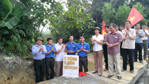 Đại diện lãnh đạo Huyện ủy, UBND huyện Kim Bôi, xã Nuông Dăm và Đoàn thanh niên huyện gỡ băng khánh thành công trình thanh niên cấp huyện năm 2014. 

