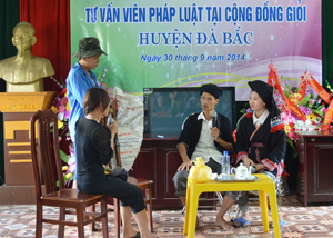 Đội tuyên truyền pháp luật xã Tu Lý (Đà Bắc) xây dựng tiểu phẩm tham gia hội thi tư vấn viên pháp luật tại cộng đồng giỏi huyện năm 2014.

