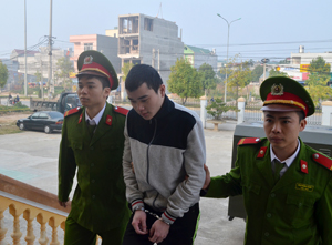 Vừa được tha tù trước thời hạn về tội cướp tài sản, Bùi Văn Tứ lại tiếp tục phạm tội trộm cắp tài sản.   

