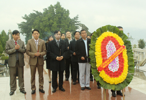 Đoàn đại biểu cấp cao tỉnh Luông Pha Bang dâng hương tại Tượng đài Bác Hồ trên công trình Thủy điện Hòa Bình.