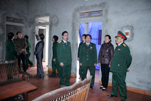 Lãnh đạo Hội CCB tỉnh, huyện Lương Sơn và các hội viên CCB thăm quan ngôi nhà mới và chia vui với gia đình đình CCB Đinh Công Huê.