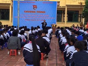 Chương trình tư vấn, định hướng nghề nghiệp tại trường THPT Phú Cường (Kỳ Sơn).


