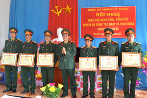 Đại tá Nguyễn Duy Bàn, Phó Chỉ huy trưởng BCHQS tỉnh trao tặng giấy khen cho các tập thể, cá nhân vì đã có thành tích xuất sắc trong công tác bảo đảm Kỹ thuật cho các nhiệm vụ huấn luyện SSCĐ của LLVT tỉnh.

