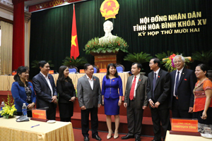Đồng chí Bùi Văn Tỉnh, UVTƯ Đảng, Bí thư tỉnh ủy, Chủ tịch HĐND tỉnh trao đổi với các đại biểu bên lề kỳ họp.