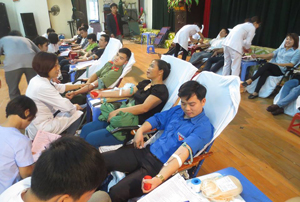 ĐV-TN huyện Cao Phong tham gia chương trình hiến máu tình nguyện năm 2015.